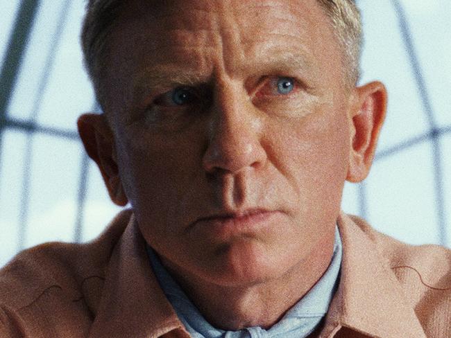 Glass Onion: A Knives Out Mystery (2022). Daniel Craig as Detective Benoit Blanc. Cr. Courtesy of Netflix © 2022.