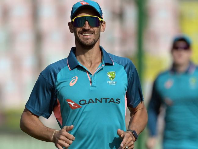 Australia's Mitchell Starc takes part in a practice session at the Arun Jaitley Stadium in New Delhi on February 15, 2023, ahead of their second Test cricket match against India. (Photo by Money SHARMA / AFP) / ----IMAGE RESTRICTED TO EDITORIAL USE - STRICTLY NO COMMERCIAL USE-----