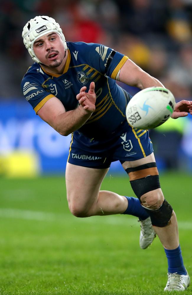 Reed Mahoney of the Eels passes the ball during the round 22 NRL match between the Parramatta Eels and the South Sydney Rabbitohs. Photo by Jason McCawley/Getty Images