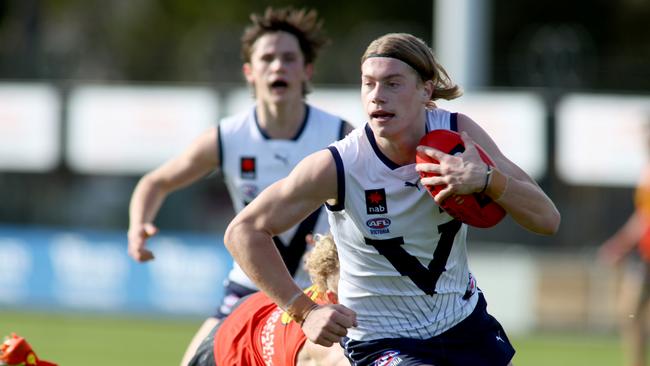 Harley Reid in action for Vic Country.