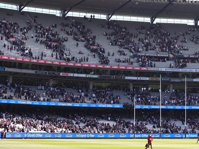 MELBOURNE.  26/03/2022.   AFL. Round 2. Collingwood vs Adelaide crows at the MCG.   Crowd start to evacuate the the MCG only for it to be a false alarm of the  ground evacuation system  during the 2nd qtr.  . Photo by Michael Klein