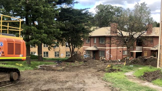 An asbestos discovery has halted demolition at the North Melbourne public housing estate.