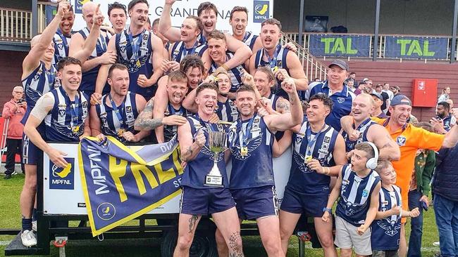 Edithvale-Aspendale show off the premiership cup and flag.