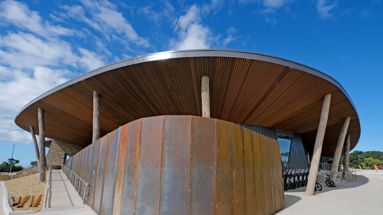 Curlewis Golf Club and Jack Rabbit winery owners Lyndsay and David Sharp have opened new golf side accommodation and Clubhouse at Curlewis Golf Club . the new Clubhouse. Picture: Mark Wilson