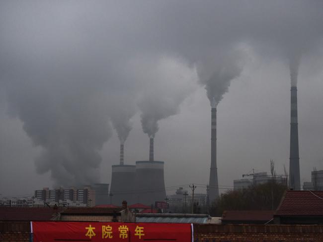 (FILES) This file photo taken on November 19, 2015 shows smoke belching from a coal-fueled power station near Datong, in China's northern Shanxi province. - Xi Jinping's vow to snuff out emissions by 2060 completes a diplomatic pirouette that moves China to the heart of the global green agenda, wrong-foots the US and cuddles up to Europe's climate advocates in one nimble step. (Photo by GREG BAKER / AFP)