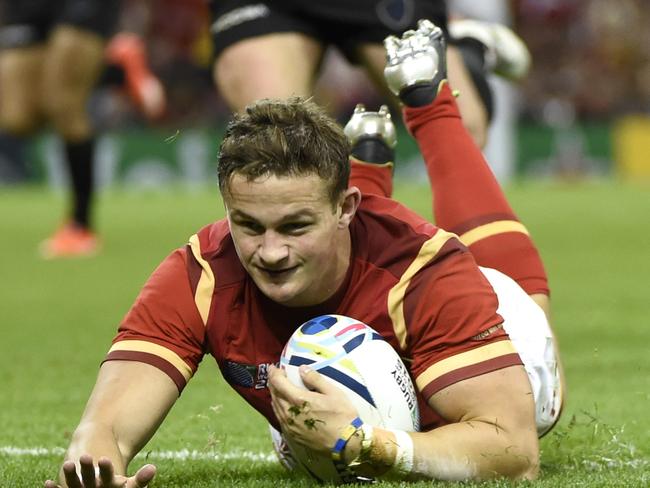 Wales' wing Hallam Amos (C) scores Wales's fifth try during the Pool A match of the 2015 Rugby World Cup between Wales and Uruguay at the Millennium Stadium in Cardiff, south Wales, on September 20, 2015. AFP PHOTO / LOIC VENANCE RESTRICTED TO EDITORIAL USE, NO USE IN LIVE MATCH TRACKING SERVICES, TO BE USED AS NON-SEQUENTIAL STILLS