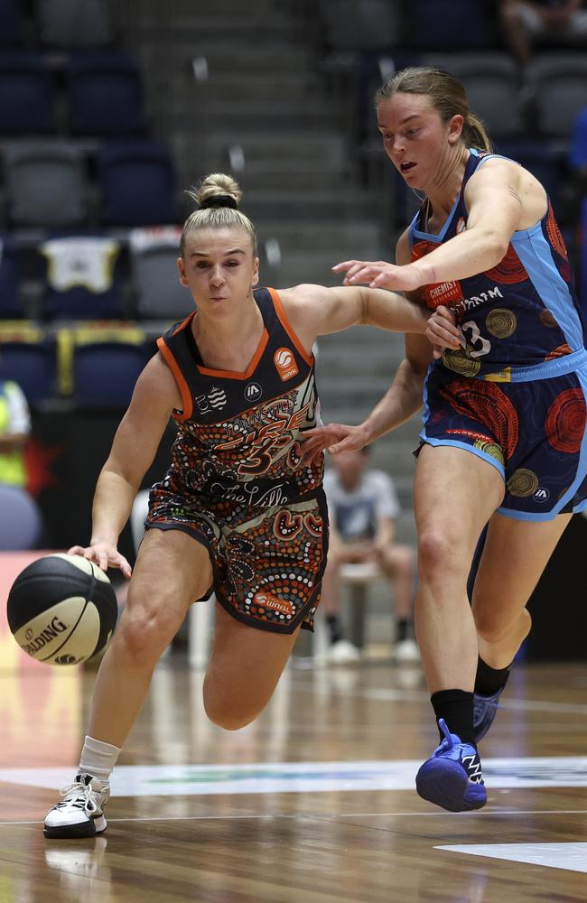 Steph Reid dribbles past Abigail Wehrung of the Spirit during round 1. (Photo by Martin Keep/Getty Images)