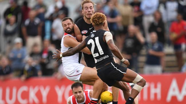 Jarryn Geary (left) copped a heavy bump from Harry McKay. Pic: AAP