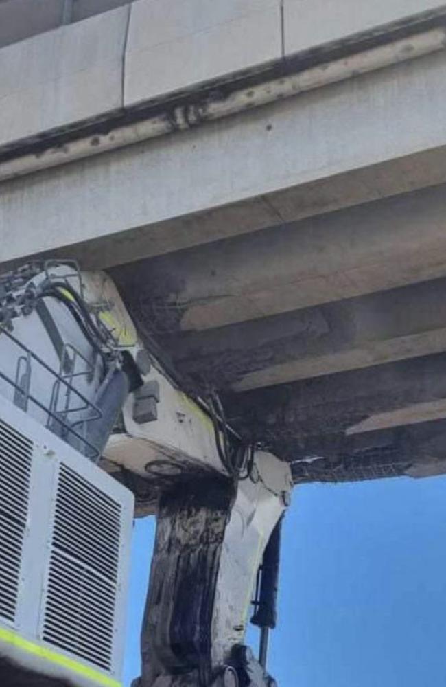 Peak Downs Highway shut after digger stuck under bridge at Caval Ridge ...