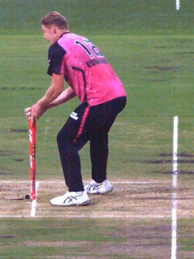 The side on view wasn't much better. Photo: Fox Cricket.