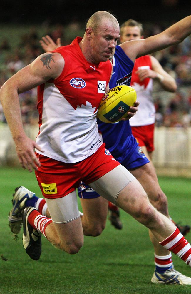 Barry Hall on the run for Sydney against the Western bulldogs in 2013.