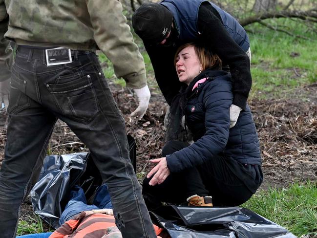 Gut-wrenching moment Ukrainian woman finds husband’s body