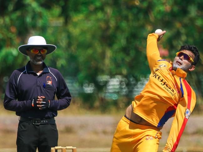 Naqvi bowls against Waratah. Picture: Glenn Campbell