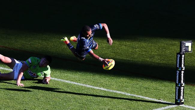 Gideon Gela-Mosby scores a try for the Cowboys against the Raiders during the 2017 Auckland Nines.