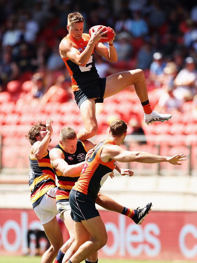 Harry Himmelberg (top) got up for a huge screamer, sitting for what seemed like an eternity. (Photo by Cameron Spencer/AFL Photos/Getty Images)