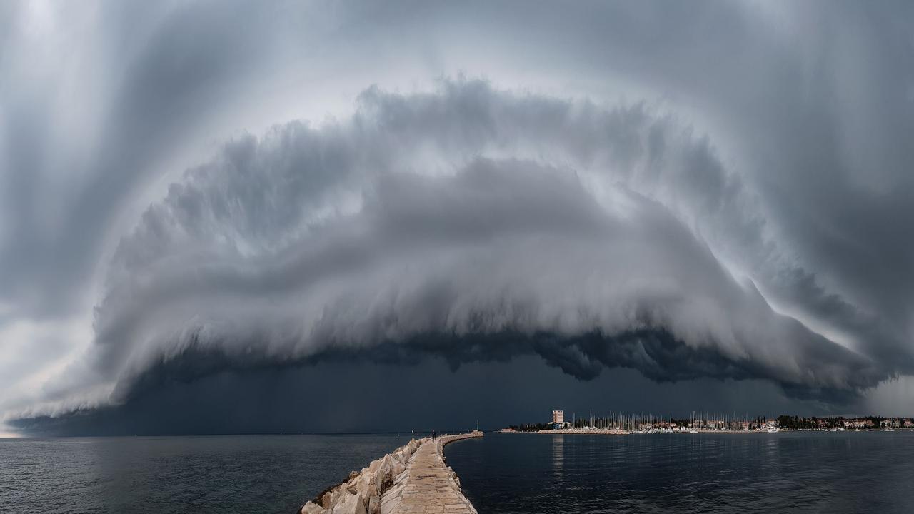 A huge shelf cloud forms over Umag, Croatia. Picture: Maja Kraljik/Royal Meteorological Society/Media Drum/Australscope