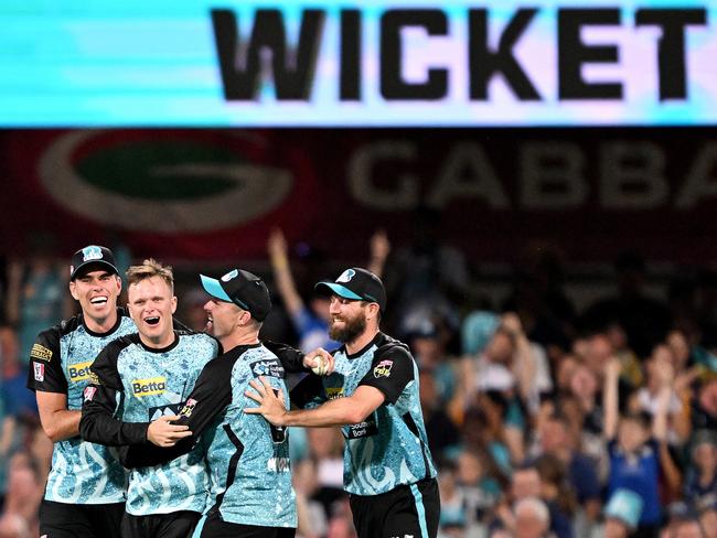 BRISBANE, AUSTRALIA - DECEMBER 27: Matthew Kuhnemann of the Heat celebrates with team mates after taking the wicket of Oliver Davies of the Thunder during the BBL match between the Brisbane Heat and Sydney Thunder at The Gabba, on December 27, 2023, in Brisbane, Australia. (Photo by Bradley Kanaris/Getty Images)