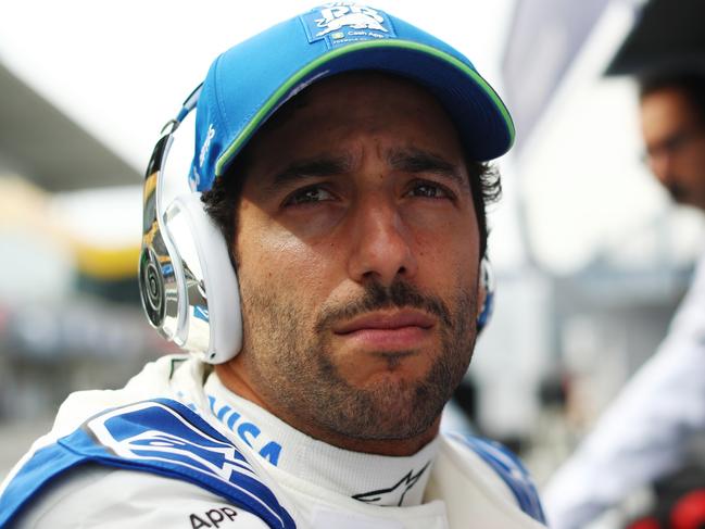 SUZUKA, JAPAN - APRIL 06: Daniel Ricciardo of Australia and Visa Cash App RB talks with race engineer Pierre Hamelin on the pitwall during qualifying ahead of the F1 Grand Prix of Japan at Suzuka International Racing Course on April 06, 2024 in Suzuka, Japan. (Photo by Peter Fox/Getty Images)