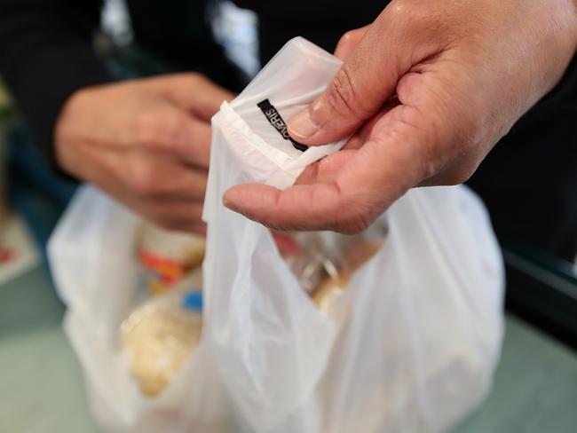 Labor plans to ban all lightweight plastic bags, including those used by milk bars, takeaway shops and small supermarkets and retail stores, by the end of next year.