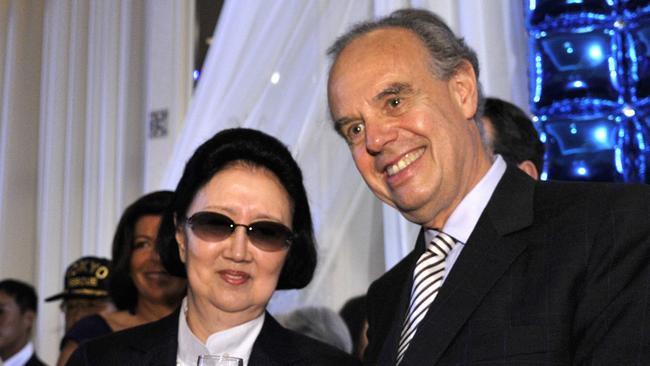 French Culture Minister Frederic Mitterrand toasting with Hanae Mori. (Photo by YOSHIKAZU TSUNO / AFP)