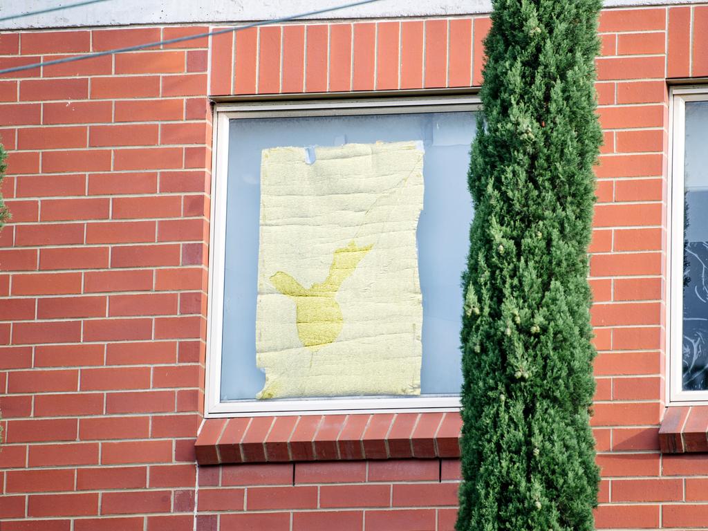 A broken window at the block of units was seen from Sturt Street. Picture: NCA NewsWire / Morgan Sette