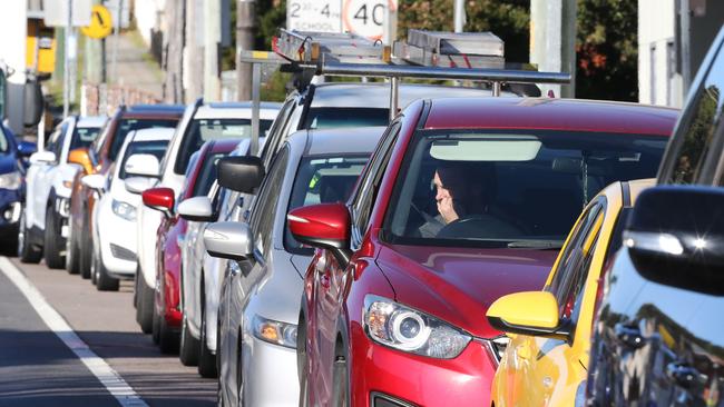 Testing facilities are stretched as thousand queue across the region. Picture: NCA NewsWire/Peter Lorimer.