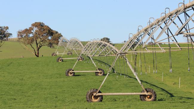 The couple milk 300 cows off 120ha, all of which is irrigated by centre pivots.