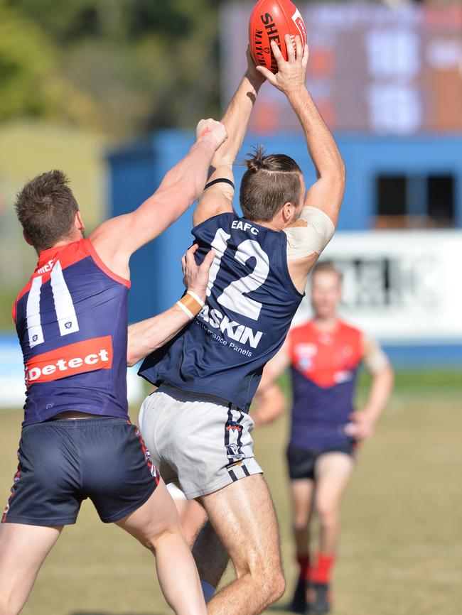 Edi-Asp defender Liam Harris marks in front of Mt Eliza’s Justin Van Unen. Picture: Chris Eastman