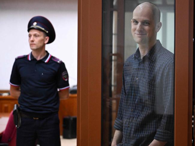 TOPSHOT - US journalist Evan Gershkovich, accused of espionage, looks out from inside a glass defendants' cage prior to a hearing in Yekaterinburg's Sverdlovsk Regional Court on June 26, 2024. (Photo by NATALIA KOLESNIKOVA / AFP)