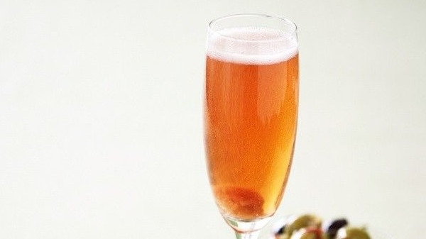 A simple and easy-to-make Campari Champagne.