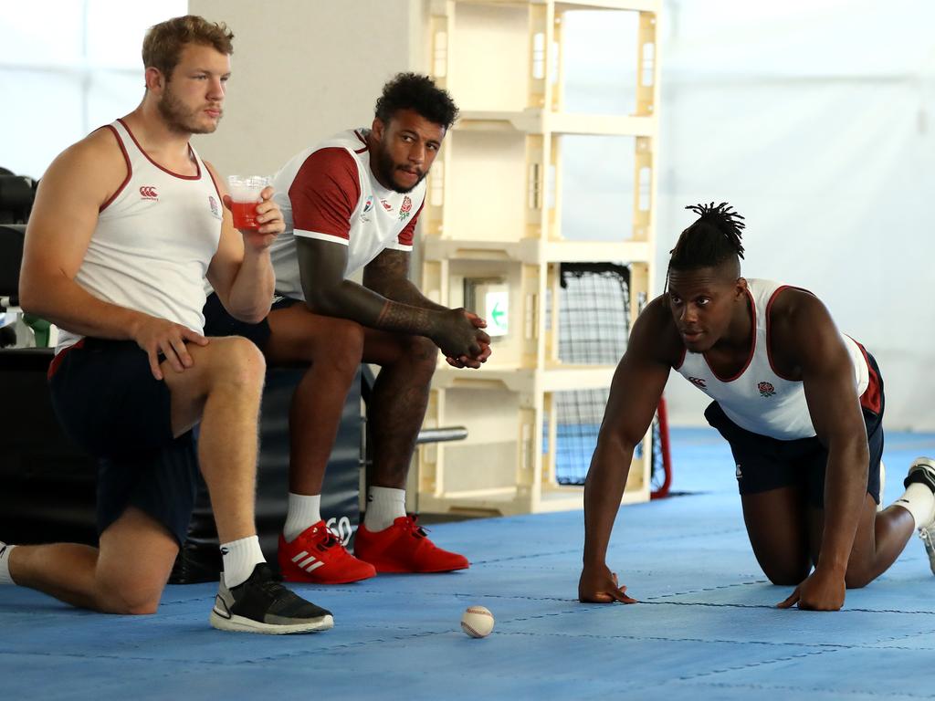 Maro Itoje (R) stretches as Joe Launchbury (L) and Courtney Lawes look on during the England gym session held on September 16, 2019 in Miyazaki, Japan. (Photo by David Rogers/Getty Images)