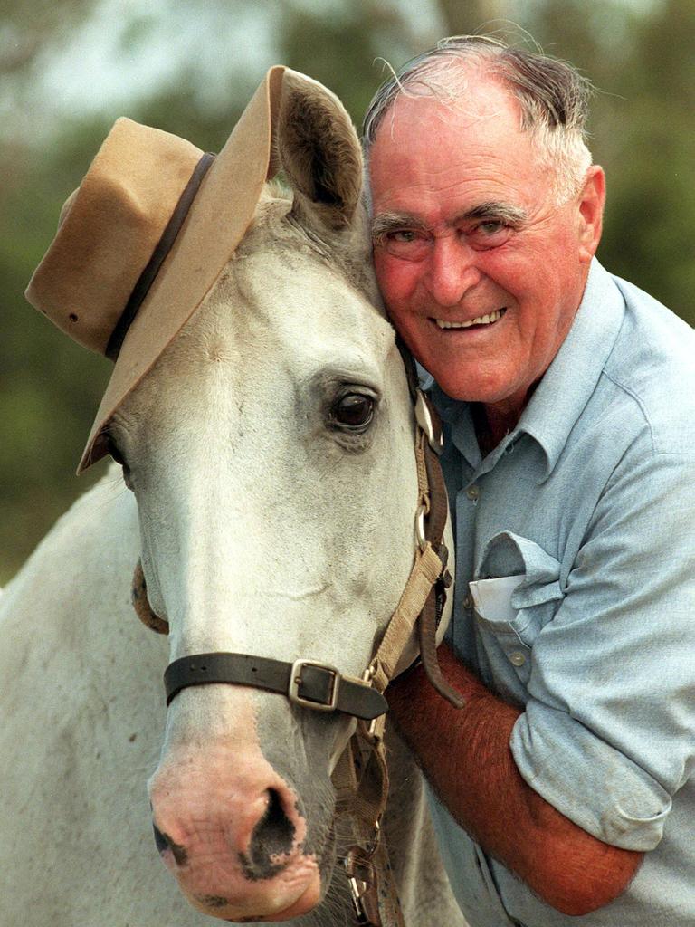 07 Feb 2001 Nanago Mayor Reg McCallum 74, with "Kanga" wears a hat, on the South Burnett horse mail run re-enactment to mark this year's Centenary of Federation. PicNathan/Richter animals horses headshot aged man 35/Z/17439