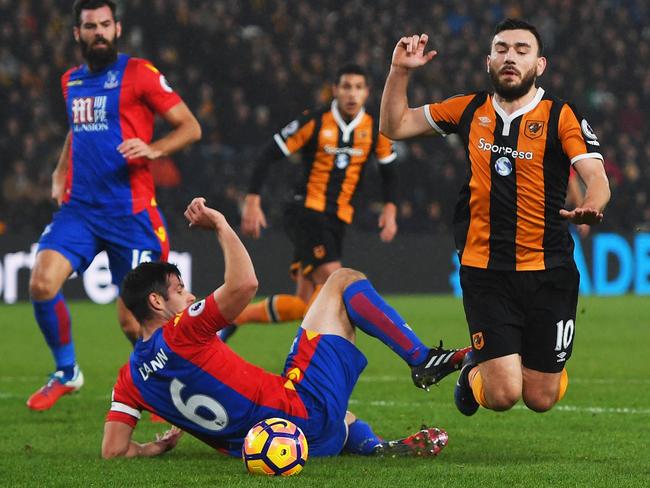 HULL, ENGLAND - DECEMBER 10: Scott Dann of Crystal Palace challenges Robert Snodgrass of Hull City to concede a penalty during the Premier League match between Hull City and Crystal Palace at KCOM Stadium on December 10, 2016 in Hull, England. (Photo by Gareth Copley/Getty Images)