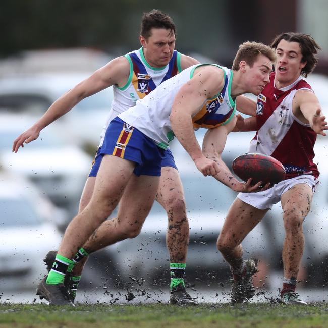 Moe’s Matthew Heywood dishes off a handball.