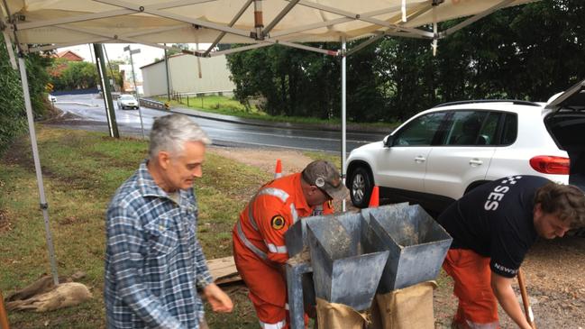 NSW SES members prepare sandbags as a developing coastal trough with increasing rain in Northern NSW. Picture: NSW SES