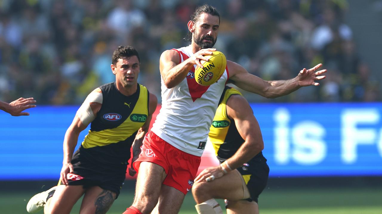 Brodie Grundy wins a clearance. Picture: Quinn Rooney/Getty Images