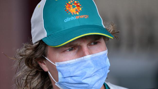 Australia's Will Pucovski arrives in face mask for a training session at the Sydney Cricket Ground (SCG) on January 6, 2021, ahead of the third cricket Test match against India. (Photo by SAEED KHAN / AFP) / --IMAGE RESTRICTED TO EDITORIAL USE - NO COMMERCIAL USE--