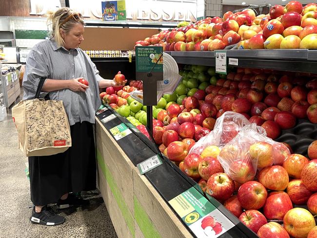 MELBOURNE, AUSTRALIA - NewsWire Photos OCTOBER 24, 2022: FOOD PRICESGrocery prices have faced the biggest annual increase since 2019 with prices up 9.49% on this time last year, according to the Frugal Grocery Price Index (Frugl GPI) released today. Picture: NCA NewsWire / David Geraghty