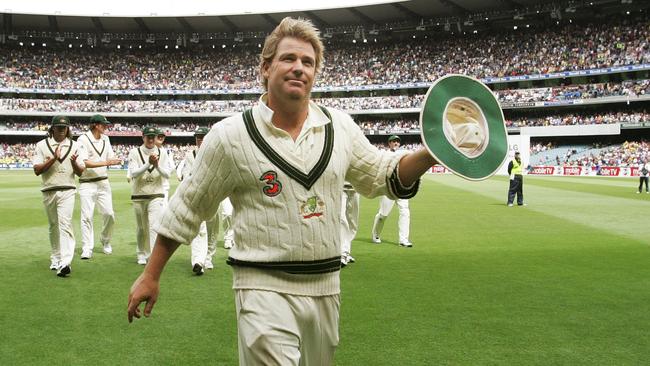 CRICKET - ASHES - 26.12.06 - 4th Test - Australia v England at the MCG. Shane Warne acknowledges the crowd at tea after he took his 700th wicket. Andrew Strauss bowled for 50. pic. Phil Hillyard