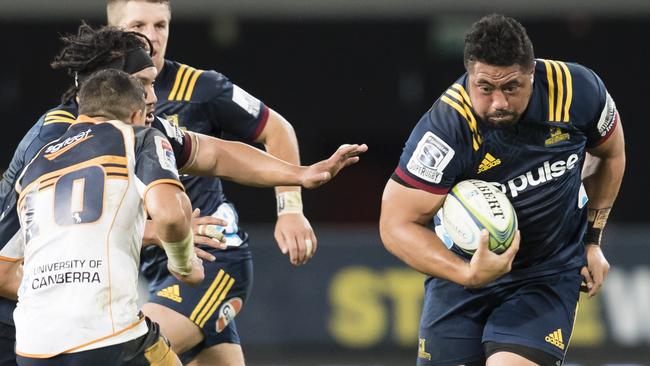 Kalolo Tuiloma on the charge for the Highlanders against the Brumbies.