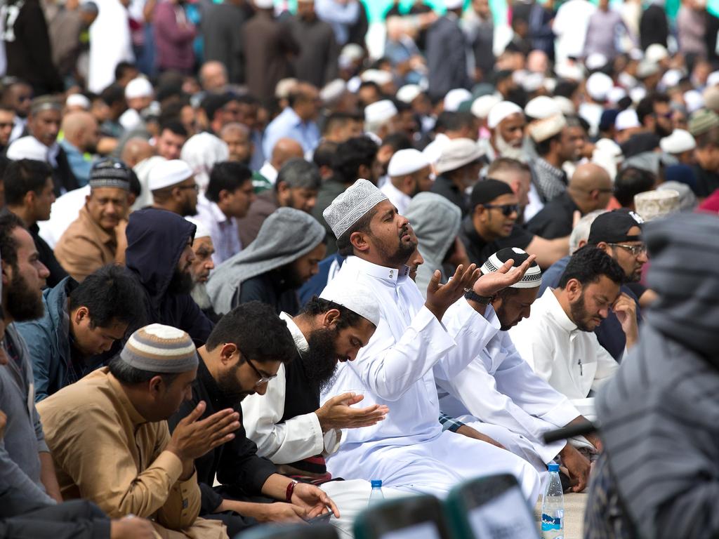 Зеландии мечеть. In 2005, a woman Prayed Friday Prayers for the first time at a Mosque in New York..