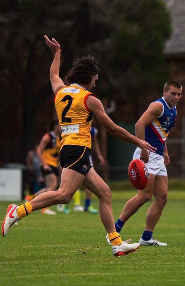 Stingrays skipper Mitch Szybkowski boots his team forward. Pic: Jasmine Bennett