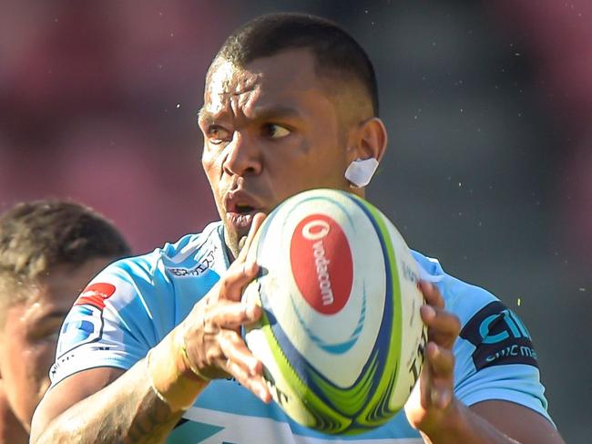 The NSW Waratah's Kurtley Beale holds the ball to the NSW Waratah's Nick Phipps (L) during the Super XV Rugby Union match between Emirates Lions and NSW Waratahs at Emirates Airline Park, in Johannesburg, on 11 May, 2019. (Photo by Christiaan Kotze / AFP)