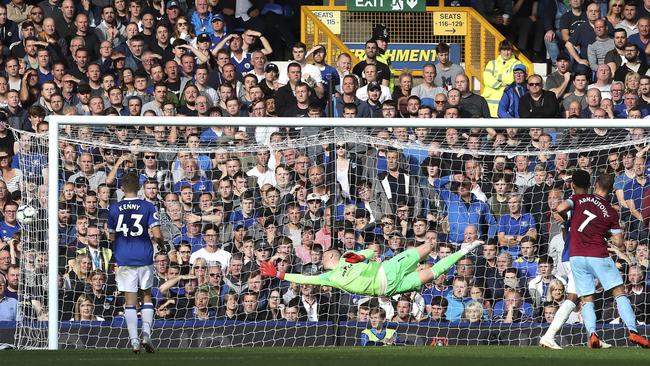 Everton goalie Jordan Pickford fails to stop a shot from West Ham's Andriy Yarmolenko