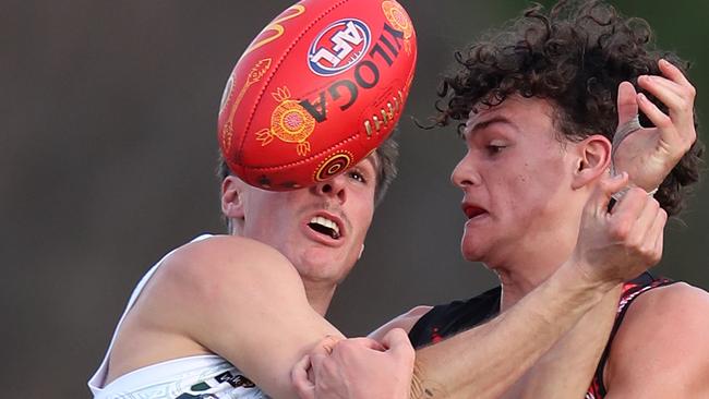 Echuca’s Corbin Anderson fights for the ball. Picture Yuri Kouzmin