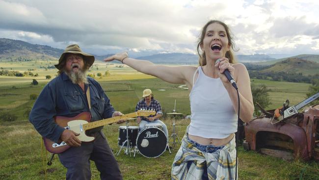 Brett, left, and Fanny Lumsden in the video.