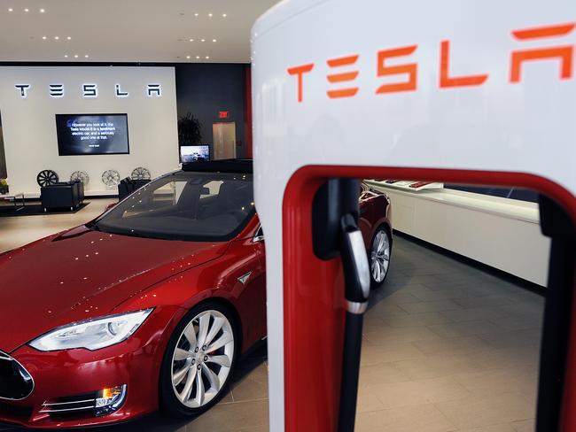 A Model S P85D electric vehicle (EV) sits next to a charging station displayed at the Tesla Motors Inc. retail store in San Jose, California, U.S., on Thursday, Aug. 20, 2015. Tesla Motors Inc. has launched a wholesale revamp of its stores worldwide as the electric-car company prepares to debut the Model X, its first sport-utility vehicle. Photographer: Michael Short/Bloomberg