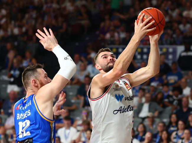 Isaac Humphries outpoints Aron Baynes. Picture: Chris Hyde/Getty Images