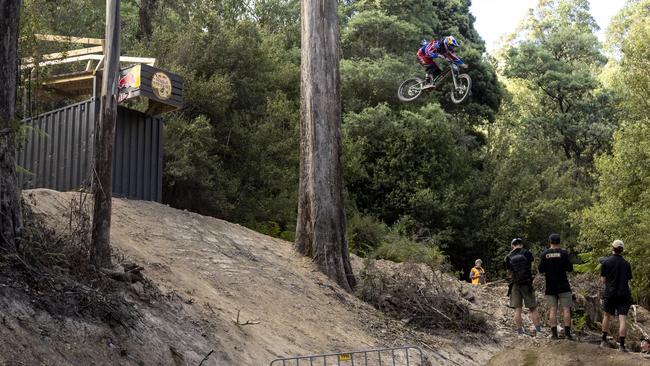 Remy Morton performs during practice at Red Bull Hardline in Maydena Bike Park, Australia on February 21, 2024 // Graeme Murray / Red Bull