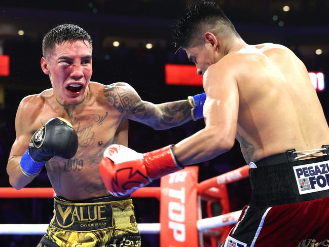 Emanuel Navarrete (R) was able to wear all of Oscar Valdez’s (L) shots, but Liam Wilson dropped him. Picture: Mikey Williams/Top Rank/Getty Images